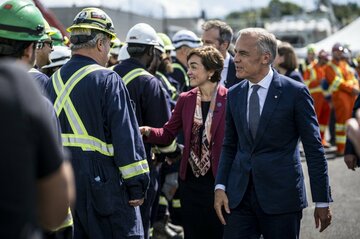 米国とカナダ、貿易紛争の長期化に備える