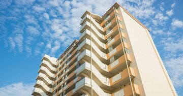 表参道・築40年のフルリノベーション極小マンションと葛飾区の築浅タワーマンション、買うならどっち?