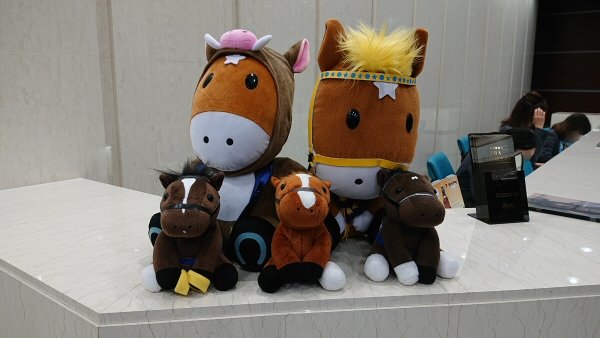 日本中央競馬会 (JRA) のイメージキャラクターのターフィーのぬいぐるみ