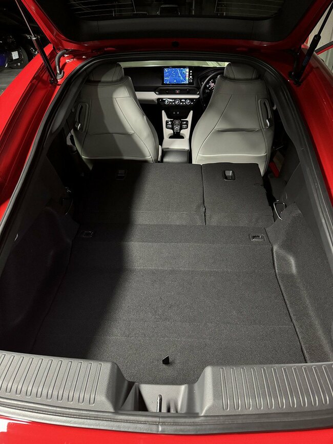 後ろのドアを開けたところ。リアシートを倒してある