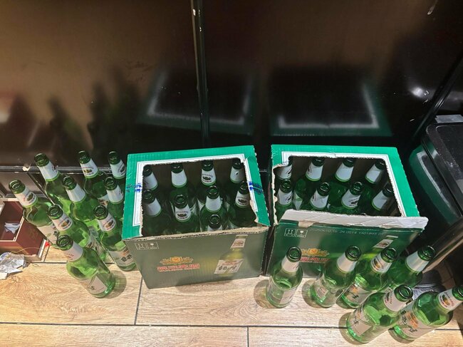 隣のテーブルの団体客が持ち込んだビール2ケース