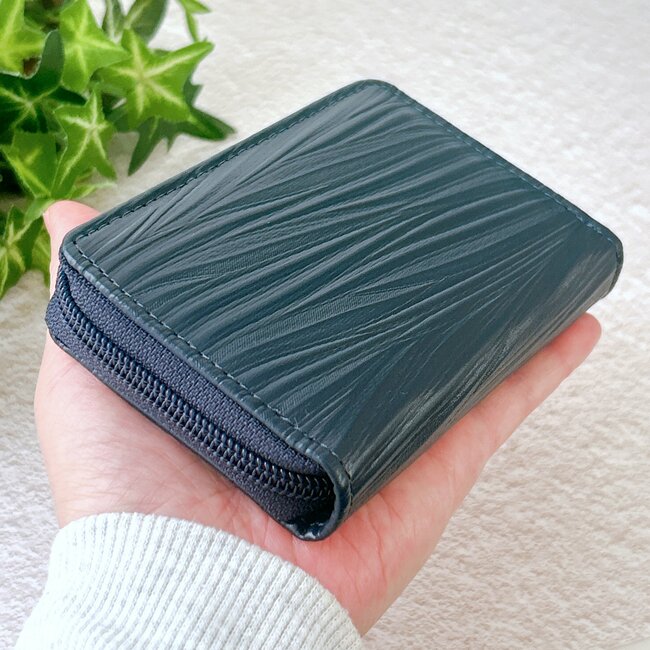 カードや診察券が22枚入る…!ワークマン新作の「980円ミニ財布」ガバッと開いて取り出しやすい!