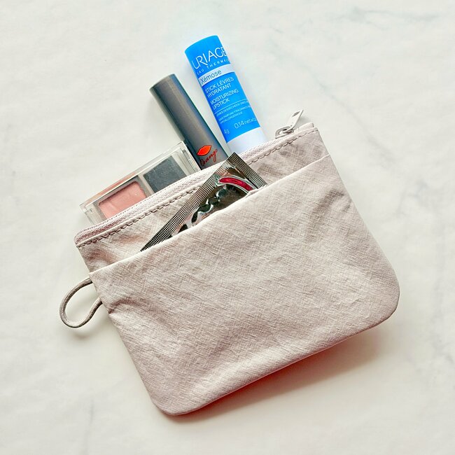 ミニ財布がわりに使えて便利！無印良品の“薄くて軽いポーチ”カードが50枚入って優秀すぎる！「長財布卒業できそう」「かさばらないのに意外と入る！」