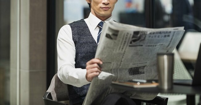 写真：新聞を読む男性