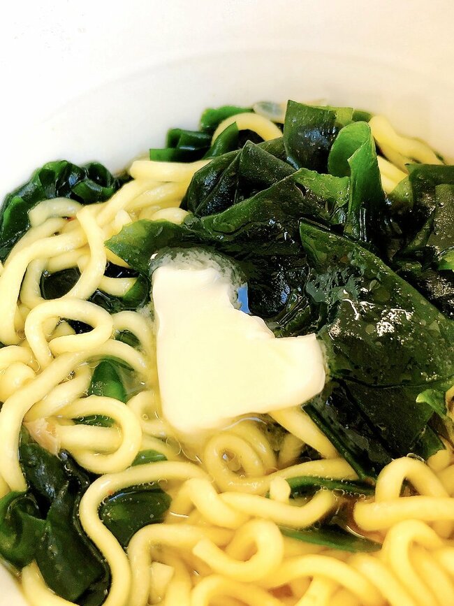「ぼくが死ぬまで売ってくれ」セブンの“あさり出汁ラーメン”わかめの量にビビったわ…！「好きすぎて週2で食べてる」「170円のクオリティとは思えない」