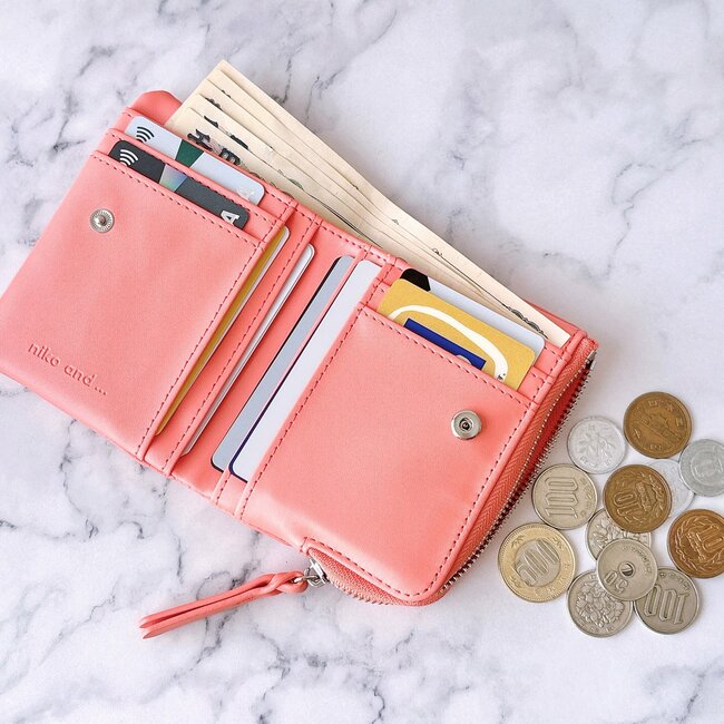 「小銭を探しやすい」ニコアンドの“コンパクトな財布”カードや診察券が21枚も入って優秀！「薄くて軽いのが良い」「小さめのバッグでもかさばらない」