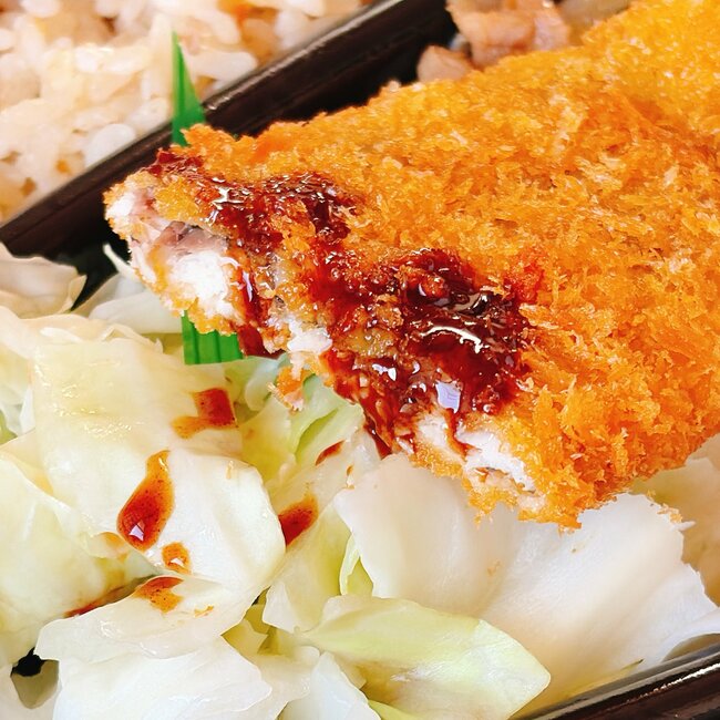 おかず2種盛りで豪華すぎる！ほっともっとの“わんぱく弁当”肉と魚を両方食べられて幸せ！「美味しかった」「身が厚い」《実食レビュー》