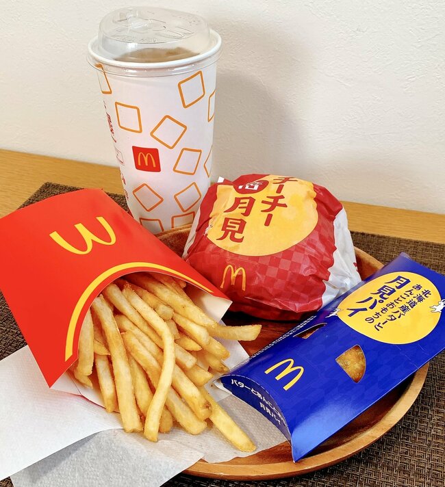 【マック】「ばかウマでした」17時から頼める“やけくそバーガー”肉もチーズも入れすぎだよ!「マジでお昼も食べたい」「満腹になりました」《実食レビュー》