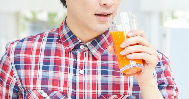 飲み物を飲む男性