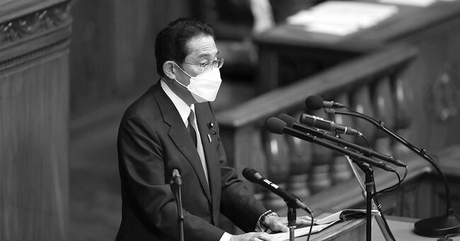 衆院本会議で自民党幹事長の茂木敏充の代表質問に答弁する首相の岸田文雄。2022年、岸田政権は内外共に「全方位外交」のスタンスを取りながら、同時に結果を出すことを求められそうだ