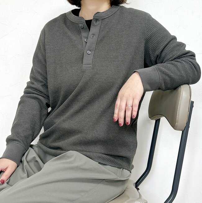 「色違いで3枚買いました」「ほぼ全ての色を持ってる」ユニクロの“1990円トップス”着心地よすぎて手放せない…!「とにかく肌触りがよくて、ストレスなし」