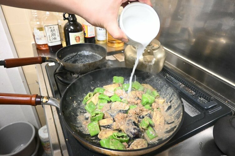 コンビニ飯ばかりの人に知ってほしい「15分で作れる」夏野菜いっぱいカレー