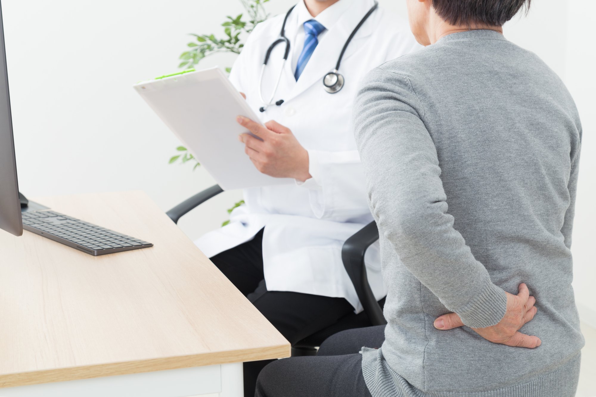慢性的な「腰痛の悩み」が解決する可能性も?最新研究で分かった「意外な治療法」とは