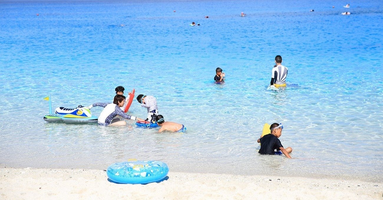 きれいな海で遊ぶ子どもたちの画像