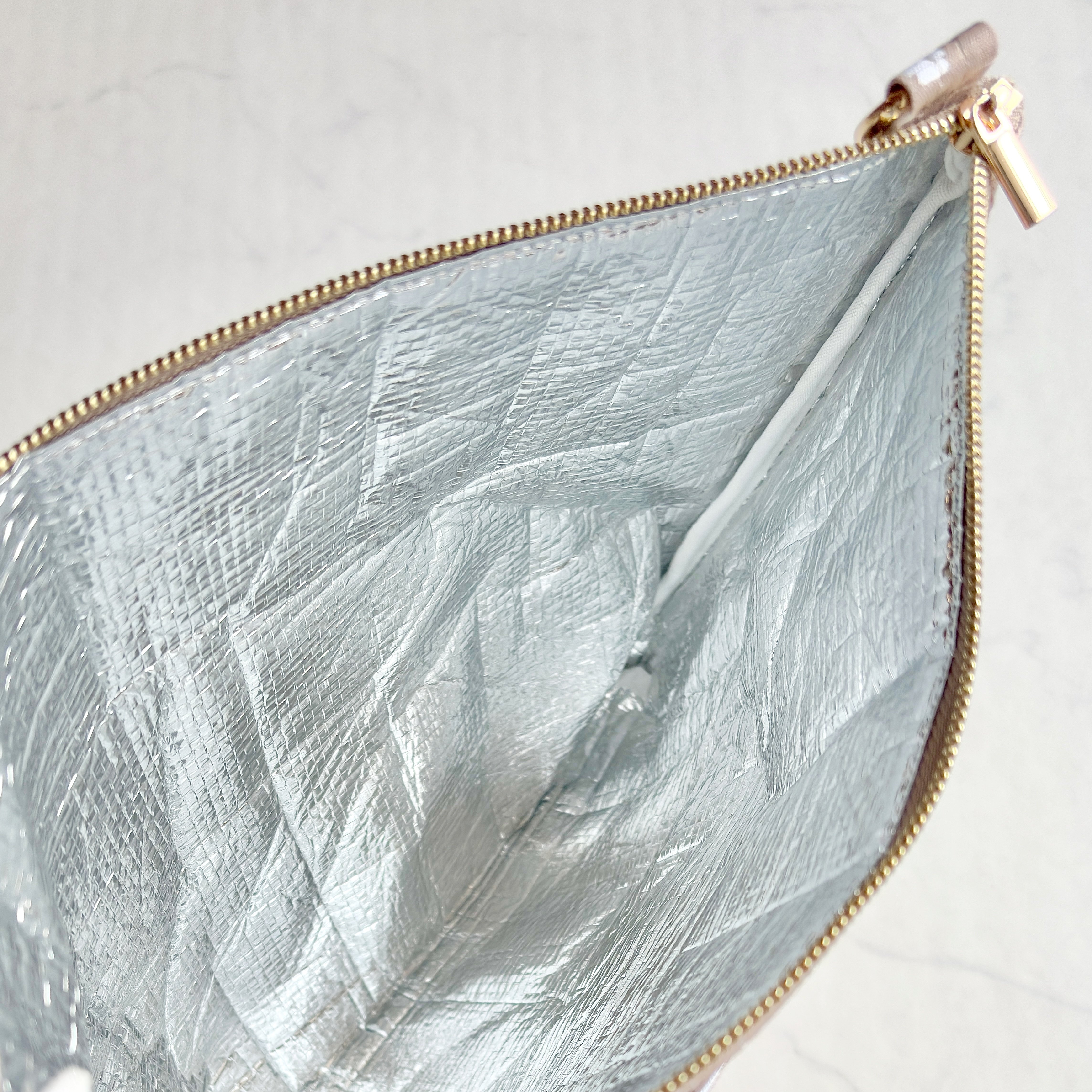 「夏場にいいな」「お散歩に良さそう」コメダ珈琲の“保冷できるポシェット”飲み物を冷たいまま持ち歩けて便利！「ひんやりグッズ入れて歩くのにいいよね」