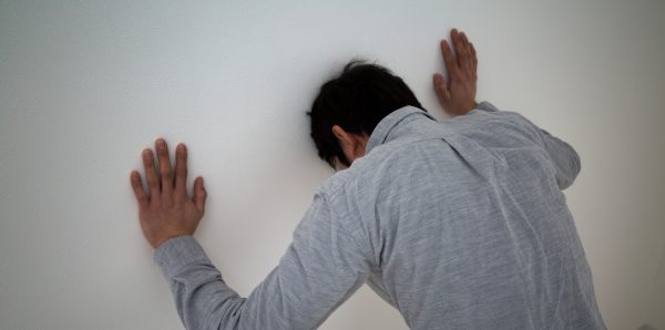 他人に気を遣い過ぎ「空気」のように生きる30代男性の悶え