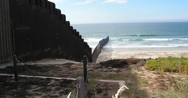 トランプ政権で大揺れのメキシコ国境、家族に許された3分だけのハグ