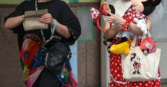東京ディズニー清掃スタッフが女性から手渡された「謎の落とし物」→その正体がヤバすぎて震える…