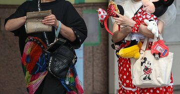 東京ディズニー清掃スタッフが女性から手渡された「謎の落とし物」→その正体がヤバすぎて震える…