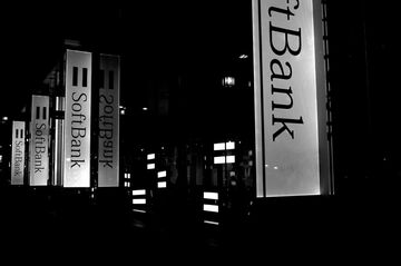 携帯料金「4割下げろ」キャリア困惑