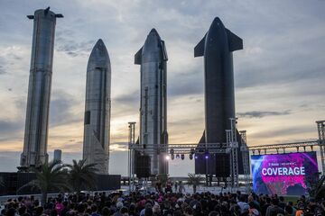 スペースXとTモバイルUS、遠隔地で衛星利用の携帯サービス提供へ