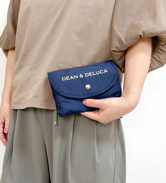 お客さんが次々と手に取っていく…！ディーン＆デルーカの“畳みやすいエコバッグ”がオシャレで優秀！「1番使いやすい！」「これで色違い4個目です」