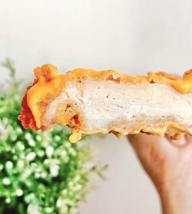 「笑っちゃうくらいチーズたっぷり」「どう見てもキャパオーバーだろ」ケンタッキーの“チーズにおぼれるバーガー”背徳感がスゴすぎる！「チーズの量どうなってんだこれ」