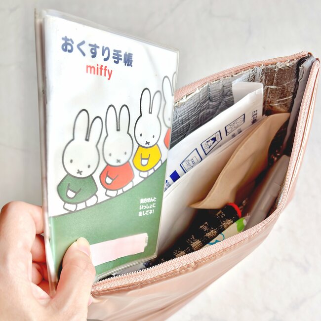 おくすり手帳や処方薬がまるっと入った！コメダ珈琲の「自立する大容量ポーチ」保冷もできて使い勝手バツグン！《購入レビュー》