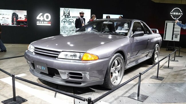 日産ブースに展示されたR32型スカイラインGT-R。実はEVにコンバージョンされています。「30年後、100年後の人たちに走る楽しさをなんとしても残したい」そう考え、R32の走りをとことん追求したEVになっているそう