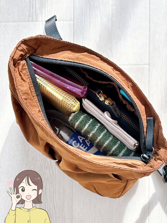 「全色買いました」ユニクロの“1990円ミニバッグ”見た目以上の収納力で大助かり！「求めていたサイズ感」「安価でガシガシ使える」