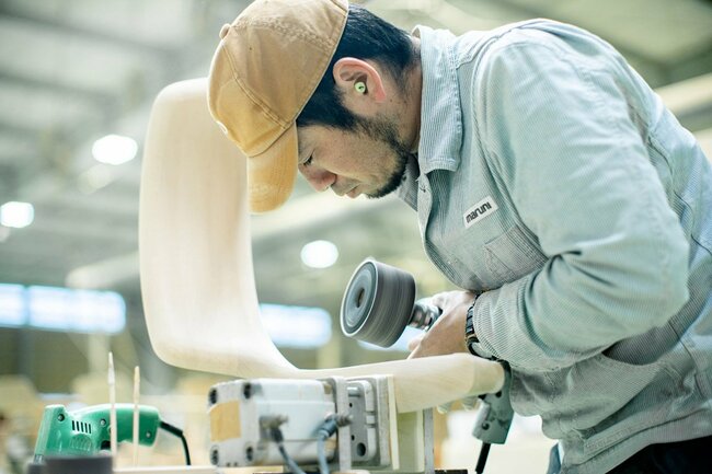 倒産寸前の家具メーカー「マルニ木工」が“世界最高の椅子”の開発に成功した、運命の出会いとは?