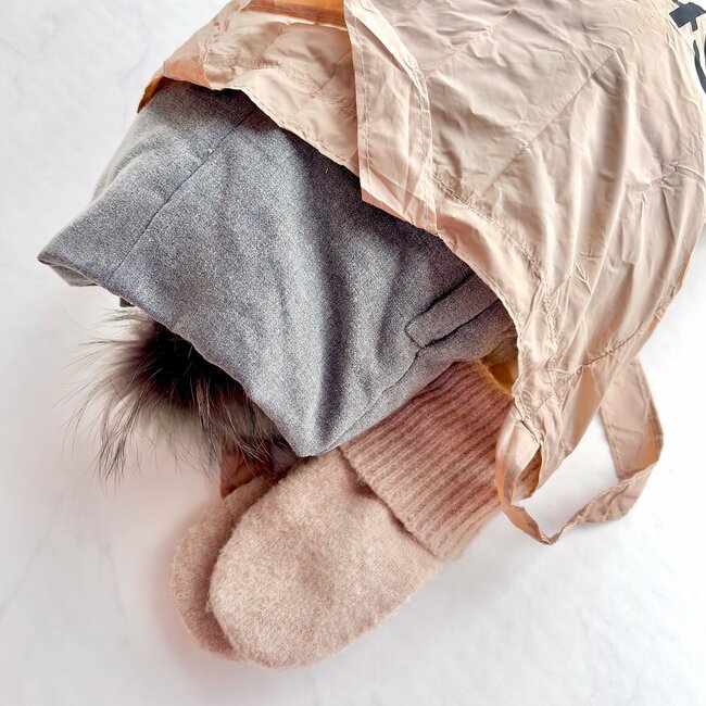 「色違い欲しい」「かなり使えそう」ダイソー姉妹店の“手ぶらで持てるエコバッグ”が理想的すぎる！