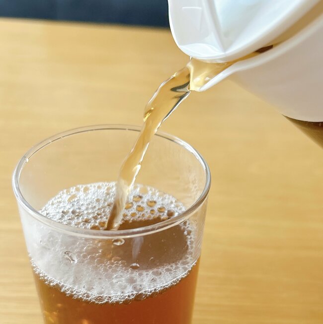 純喫茶みたいで可愛すぎる…！アフタヌーンティーの「昭和レトロなボトル」で水を飲む量が増えました！