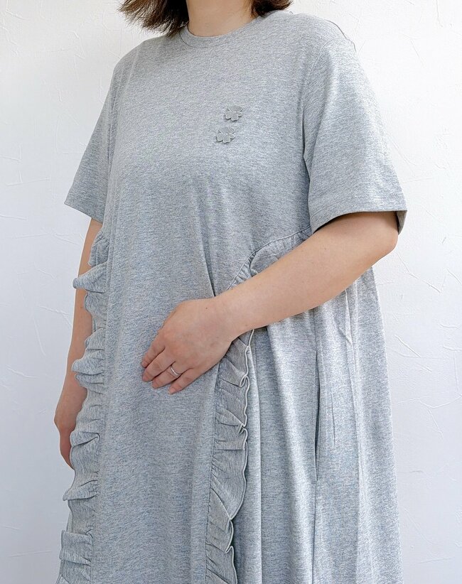 「素敵ですねと声をかけられた」ユニクロ新作の“華やかワンピース”後ろ姿までカワイイ！「色違いも購入しました」「縫製もシルエットも綺麗」