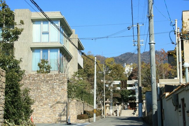 【独自】ラブホテルのような内装、100均の食器、腐ったお茶……。芦屋の大富豪が多数入居する「ハリボテ高級老人ホーム」へ潜入取材