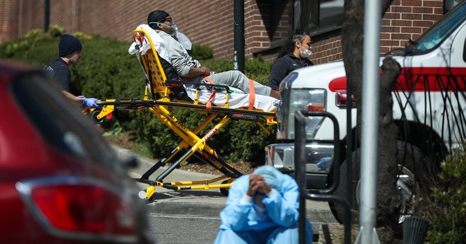 ニューヨークのブルックリン病院センターで
悲しくて疲れた医療従事者
