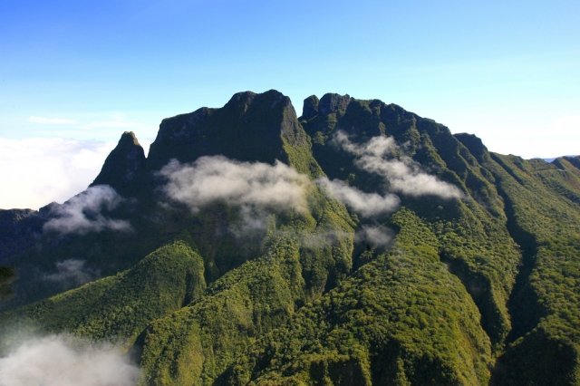 地球上で最も活発な火山のひとつを有すレユニオン島