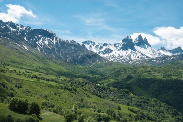 フランスを南西端として多国にまたがるアルプス山脈
