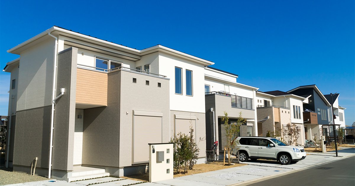 青空と住宅街