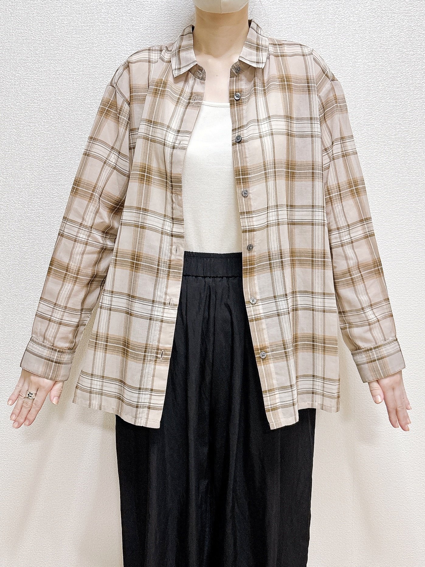 サッと羽織るだけでカワイイ！無印良品の“ふんわりシャツ”お尻まですっぽり隠せて優秀！「色違いも購入したい」「コスパ優秀な商品です」《購入レビュー》
