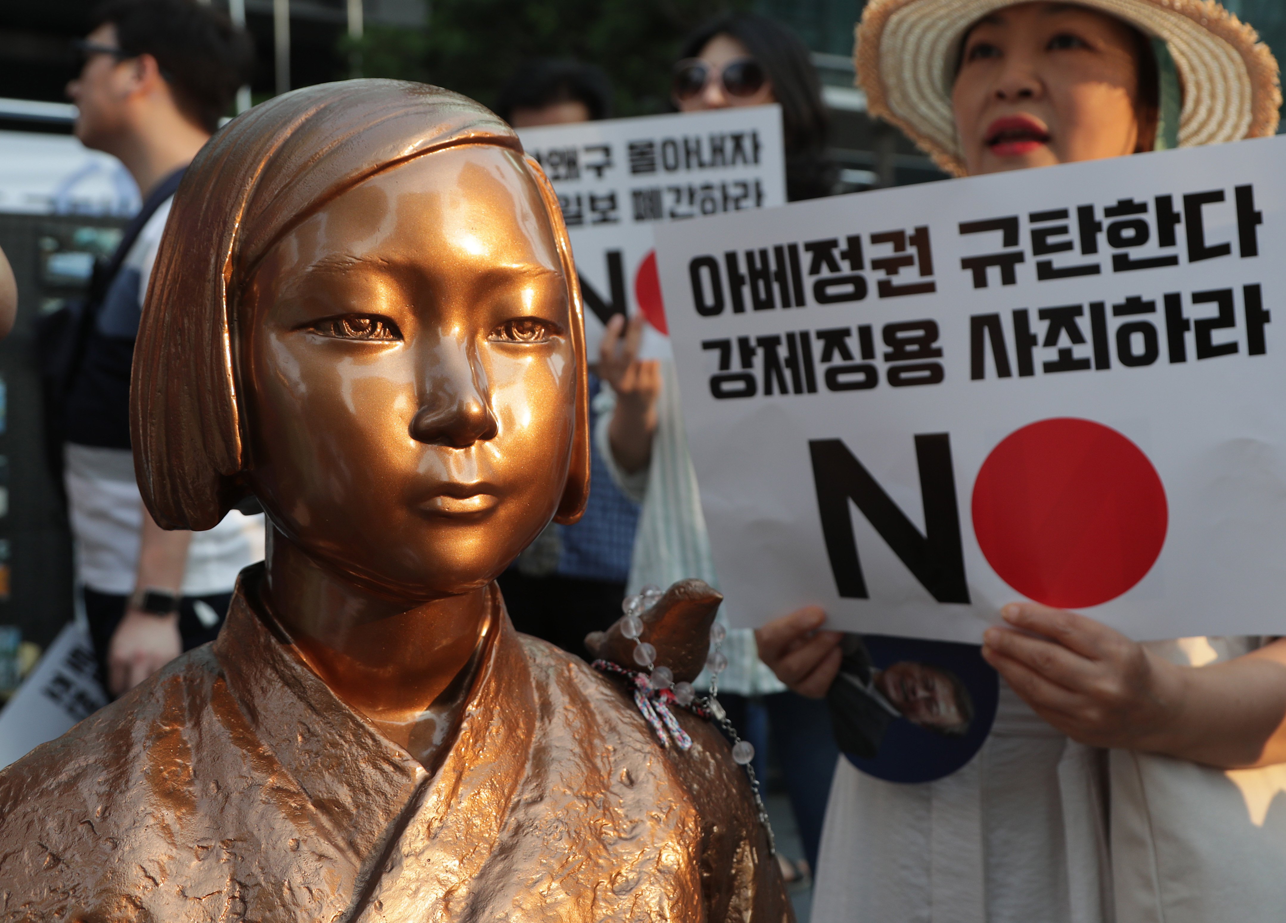 韓国・ソウルの日本大使館跡地付近に建つ慰安婦像