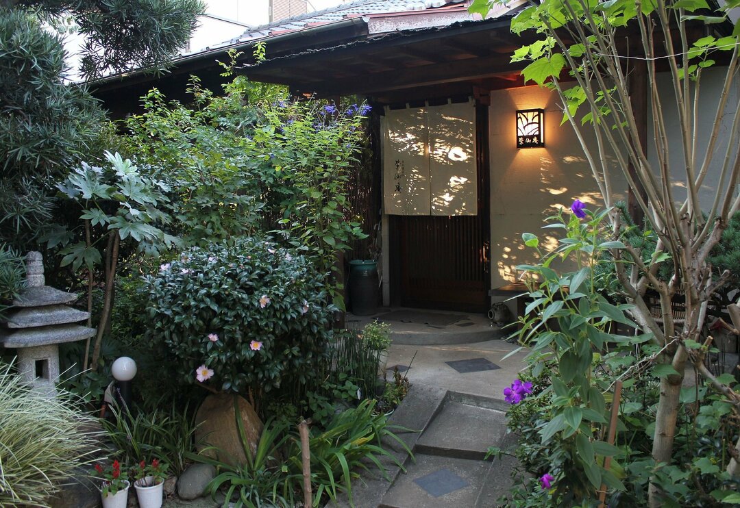 目黒「紫仙庵」――高級住宅街にひっそり佇む一軒家。心尽くしの前菜と十割蕎麦に酔う