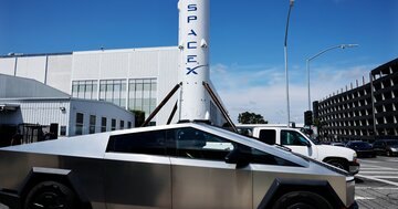 スペースX、IPO前にテスラとの合併観測広がる