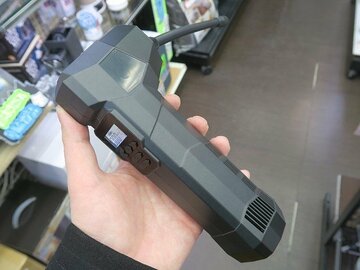 自動車タイヤの空気入れがラク！ 充電式ハンディエアコンプレッサー