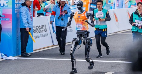 世界初！中国で人型ロボットハーフマラソン大会～過熱するブームの裏で「何の意味が？」の声も