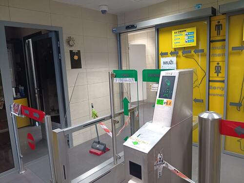 チェコにあった、機械にお金を入れるタイプの有料トイレ（提供=筆者）