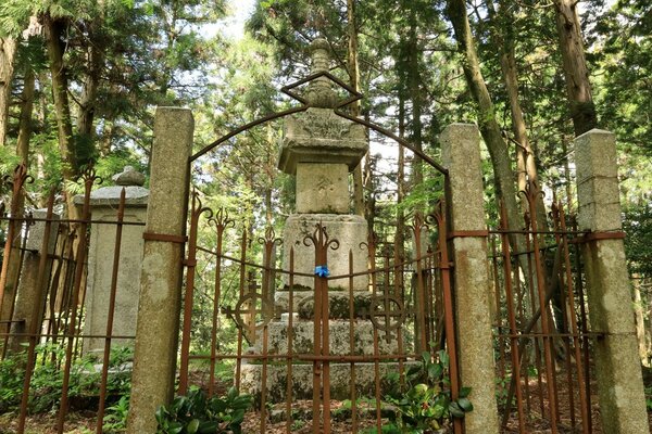 大岩山砦に眠る中川清秀の墓