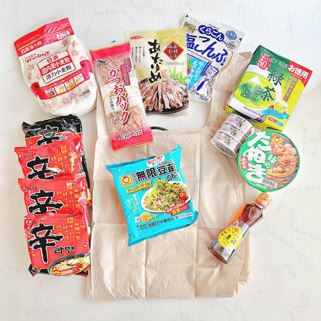 ポシェットいらないじゃん…！ダイソーの「サコッシュみたいに持ち歩けるエコバッグ」身軽に買い物できて嬉しすぎる！