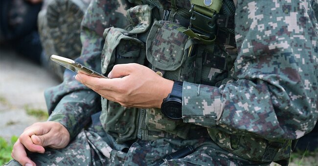 スマホを持つ軍人