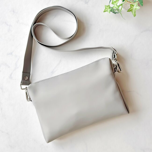 ミニ財布はこれでいいじゃん…!セリアの「スリムすぎるポーチ」小銭がたっぷり入るし、ガバッと開いて使いやすい!